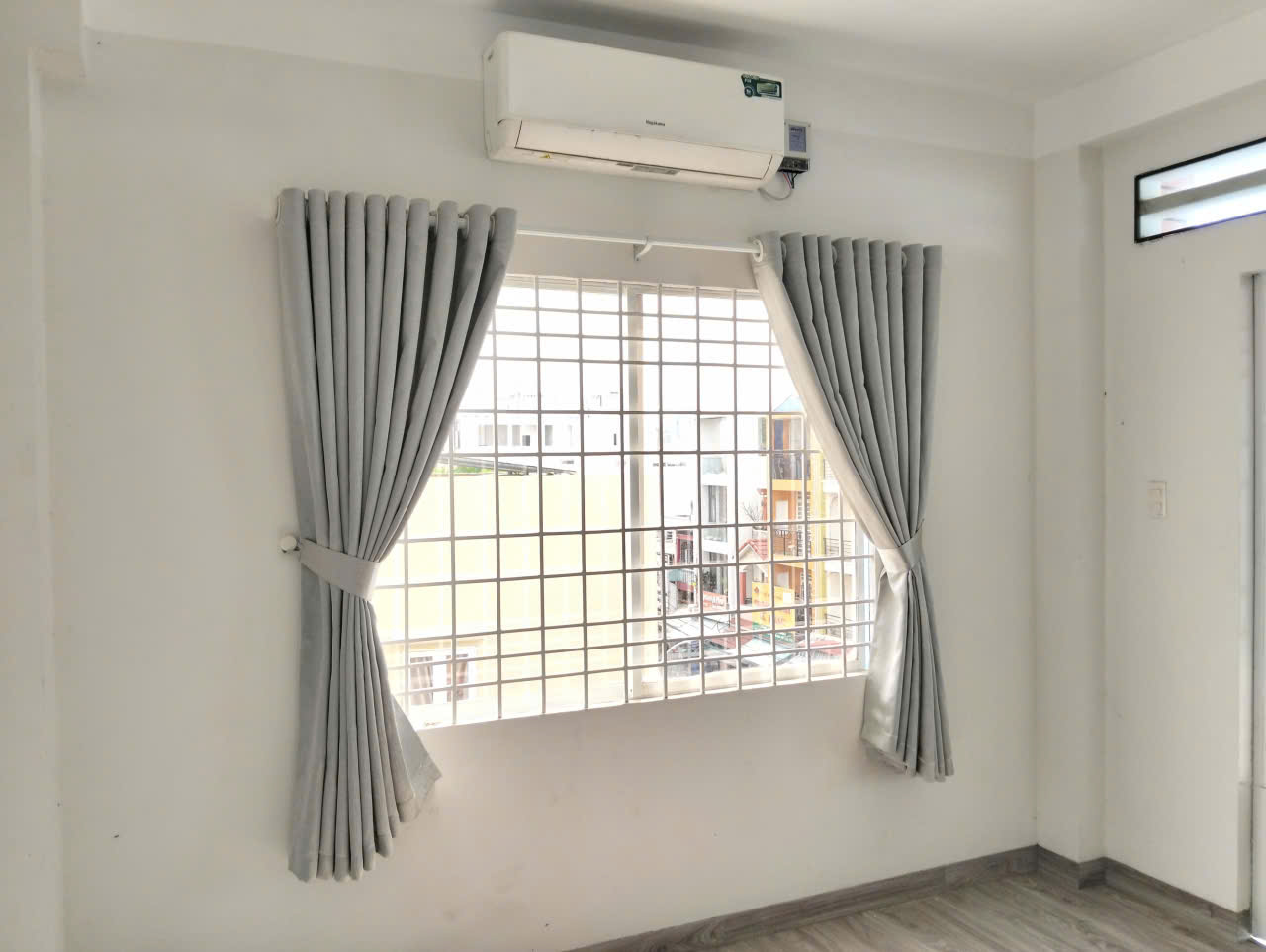 Rèm cản sáng màu xám nhạt